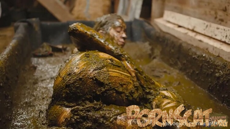 frankys time in the manure basin - lyndra lynn cleaning ends in a mess [FullHD / 2022]