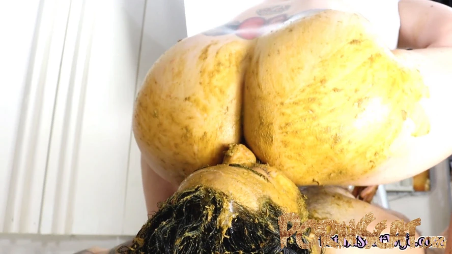 LATINA SCAT WIFE - Having Fun With The Bathroom Slave [FullHD / 2025]