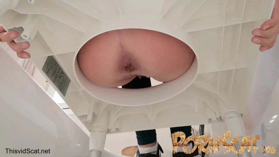 Shitting in the Bathtub Through Chair. P1 [HD / 2026]